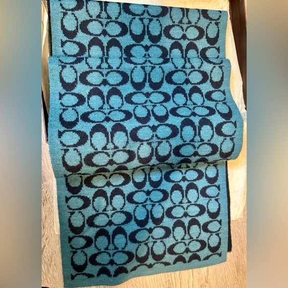 Coach. Unique knitted scarf and hat with embossed and signed coach in blue, new, - Picture 2 of 13